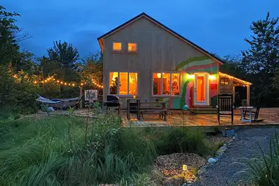 Image de Unique, Colorful Off Grid Cabin