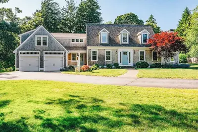 Coastal 4-bedroom house with Ac and WiFi in Sandwich, 1 mile to the beach!