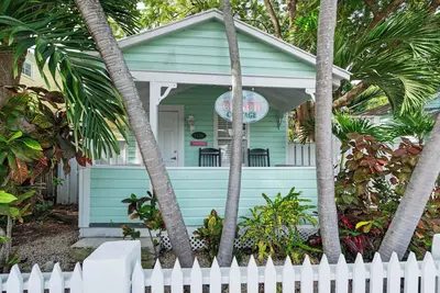 Image de ~Margarita Cottage~ Bask in sunshine and lounge by your pool in paradise.