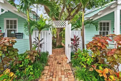 Image de ~Robinson Crusoe Cottage~ Delight in island vibes in this home with a pool.