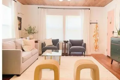 Image de Retro Bungalow in Downtown McKinney Fenced Yard & Atari