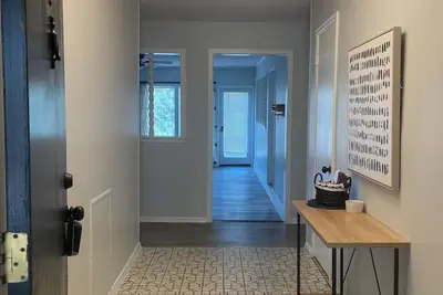 Image de Spacious 5-bedroom house, 2 living areas, in Tulsa, centralized location!