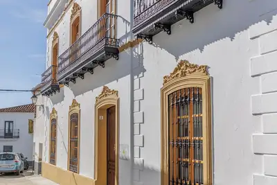 Image de Stunning 6 Bedroom Neo-Classical Mansion with Heated Plunge Pool in courtyard