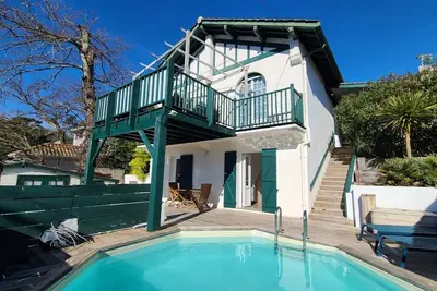 Image de Maison spacieuse avec jardin et piscine