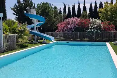 Image de Chalet 2 chambre climatisé tout confort avec piscine, toboggan, jardin, jeux. . .