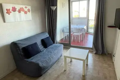 Image de T2 dans résidence avec piscine