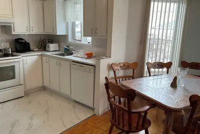 Image de Family-Friendlyin QuietLaval Neighborhood