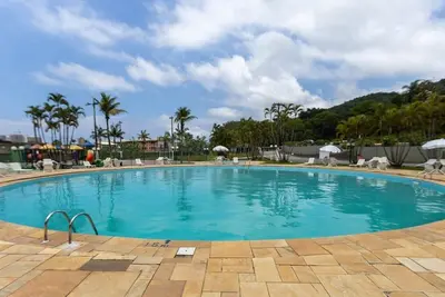 Casa em condomínio com piscina, Wi-Fi e garagem