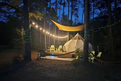Image de Rustic Glamping with Goats in Forest Near Houston