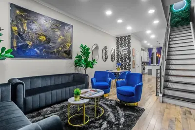 Image de Modern Luxury Escape w/Movie Screen & Backyard Fun