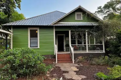 Image de Historic 3-bedroom home in beautiful Athens. Walkable to town and Campus.