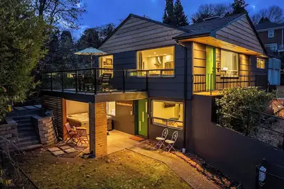 Image de Luxury Spa, Patio, Deck & Views of Puget Sound in the Heart of Old Town, Tacoma