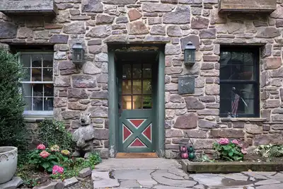 Image de Private 2-bedroom Storybook cottage with WiFi in Stockton - 5 Stars!