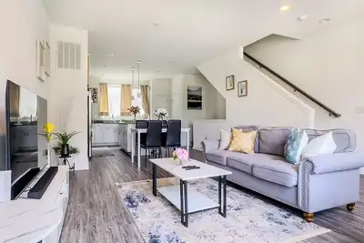 Image de Riverview Retreat: 3br Oasis w/ Rooftop & Garage