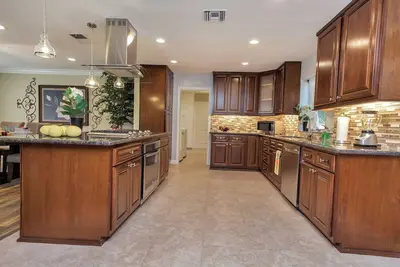 Image de Disneyland walking distance 5 bedrooms and 3 bath in Anaheim, Ca.