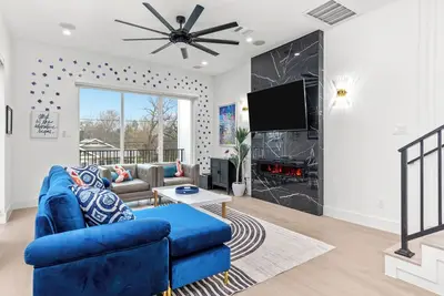 Image de Luxe home with rooftop access minutes to Downtown, Nrg, UofH