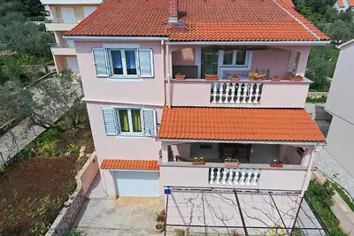 Bel appartement à Preko avec WiFi
