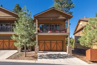 Image de Deluxe Truckee Townhome Dog Friendly A+ Amenities Close to Slopes & Town