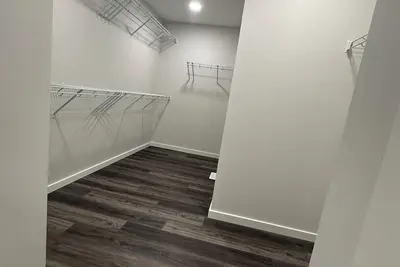 Image de Brand New Home, clean and organize, close to airport and all amenities.