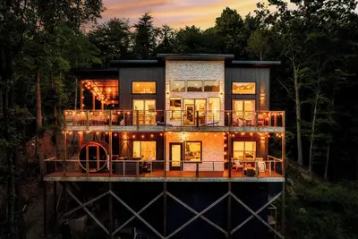 Image de New Luxury Smoky Mtn Cabin•Hot Tub•Sauna•Arcade•Sleeps 10•8 Mins To Pigeon Forge