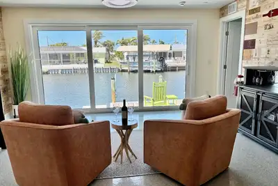 Image de New! Hidden- Speakeasy-penny floor. 3bd 3bath Boat dock & Walk 2 town Fabulous