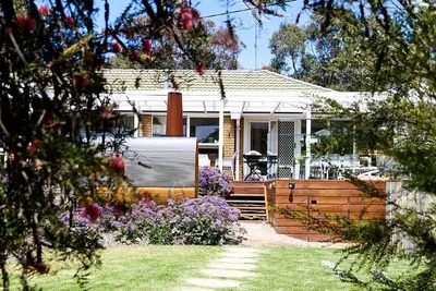 Image de Dreamy Surf Coast cottage set in private gardens with plunge pool and sauna.