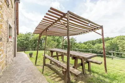 Appartement 'Granaio' avec vue sur les montagnes, piscine partagée et Wi-Fi