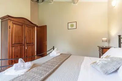 Appartement 'La Loggia' avec vue sur les montagnes, piscine partagée et Wi-Fi