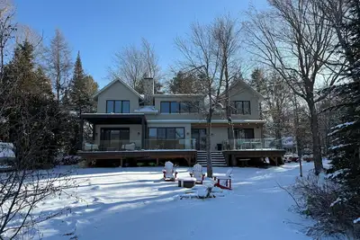 Image de Luxurious 4 Bedroom Lakehouse, Ski, Outdoor, Double sided Fireplace