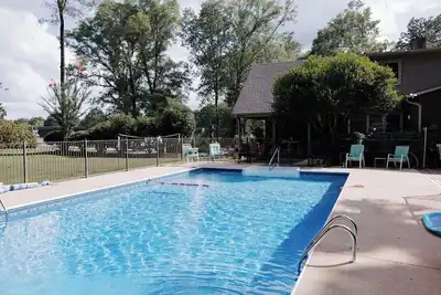 Image de Gorgeous 6 bedroom home with game room, Pool, Fishing Pond & Pickle Ball court