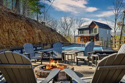 Image de New Modern Mountain View 6br, Sleeps 26, Indoor Pool, Swim Spa, Basketball