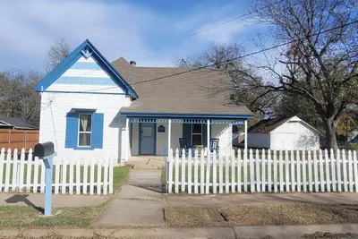Image de Bluebonnet Cottage: Victorian Home w 2/king beds & game room in central Cleburne
