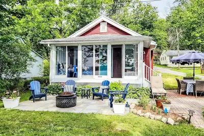 Image de Little Red Hideaway: Perfect Family Retreat!