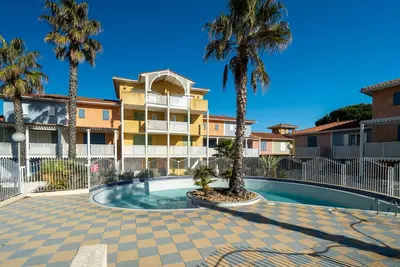 Image de Appartement en bord de mer avec piscine