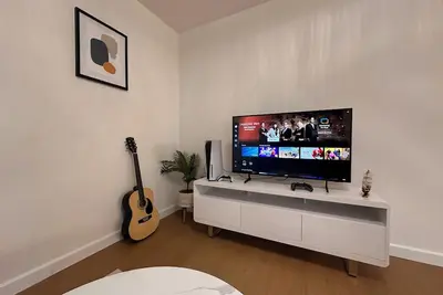 Image de Modern 2 Bedroom Apartment. . . Centrally Located. . . Minutes Walk To Ao Arena