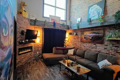 Image de 2 bed to 2 bath loft 1 block north of Rogers place.