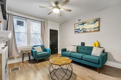 Image de 2br Near Hospitals, Nightlife, Eats & Great Coffee