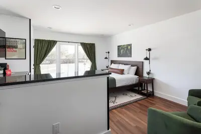 Pet-Friendly Studio at Boutique Resort with Hot Tubs, Sauna & More!