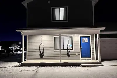 Image de The place to stay: pool table, king bed.