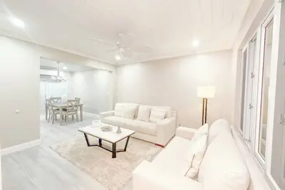 Image de Islans Luxe w/ Pool - 5 mins from beautiful beach