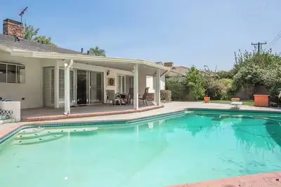 Image de 3-bedroom house in charming Arcadia with pool