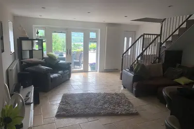 Image de 3 bedroom home in the heart of Welsh Village.