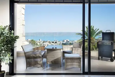 Image de This apartment is a 12 bedroom(s), 9. 5 bathrooms, located in Tiberias, North District.