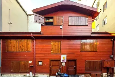 Image de Historical Wooden House in Center of City