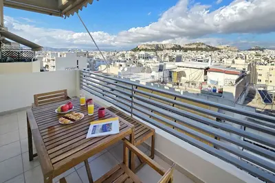 Image de Urban Oasis with Acropolis Views by Ghh