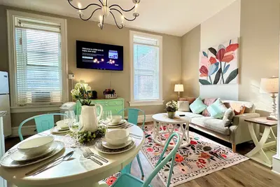Image de Midtown Whimsical Apartment 1 Block To River- Walk To Restaurants!