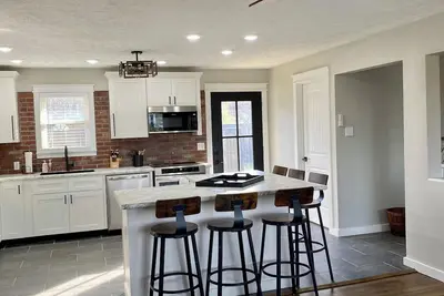 Image de The Pool House, 3-bedroom home in Marshall, backyard inground swimming pool