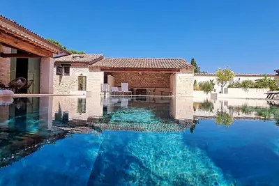 Image de Le Clos Paradis- Mas vigneron, piscine miroir et studio indépendant!