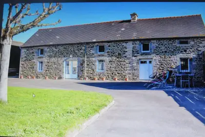 Image de a louer, longère de plein pied avec grand terrain.