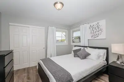 Image de Charming Upper 3-bedroom apartment with Ac and WiFi in brilliant West Allis